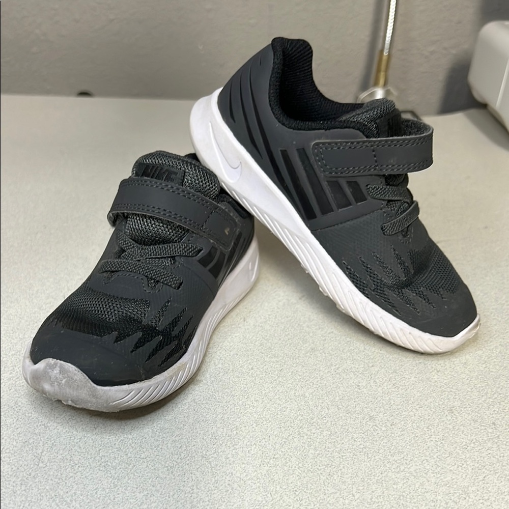 Nike Black and Green Sneakers with Velcro Strap - Picture 6 of 7